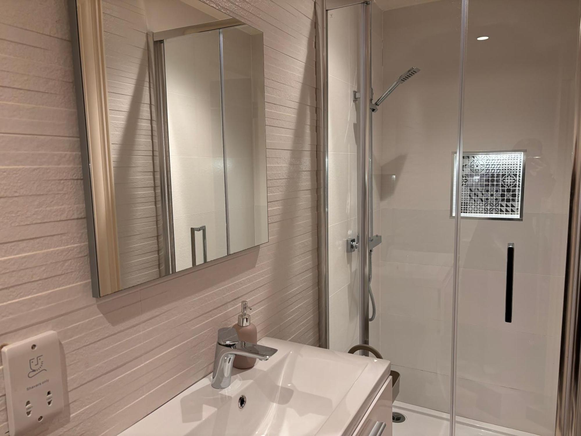 Luxurious 2 Bedroom Apartment With Sea View In Monkstown 블랙록 외부 사진